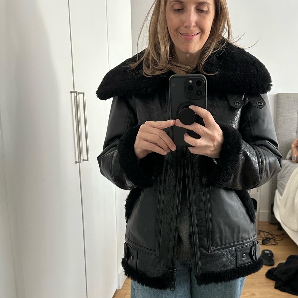 Elegant Black Leather Jacket with Shearling Trim